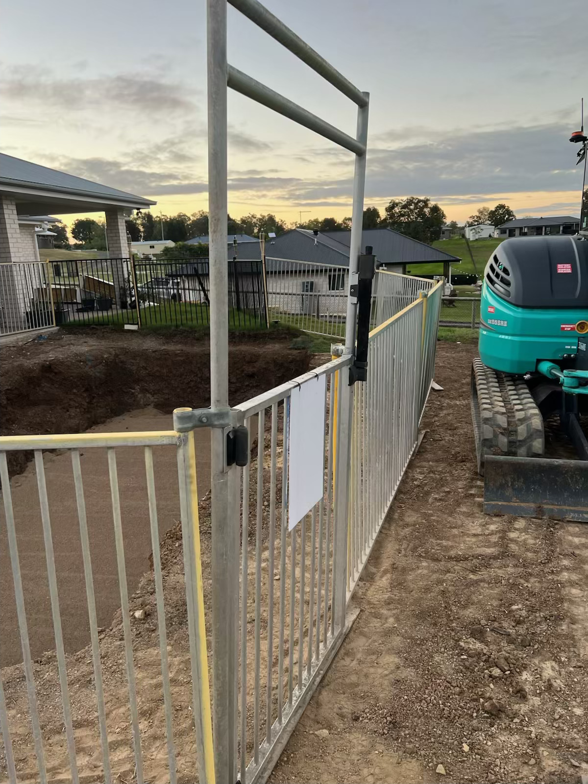 Self closing temporary pool fence gate with magnetic latch